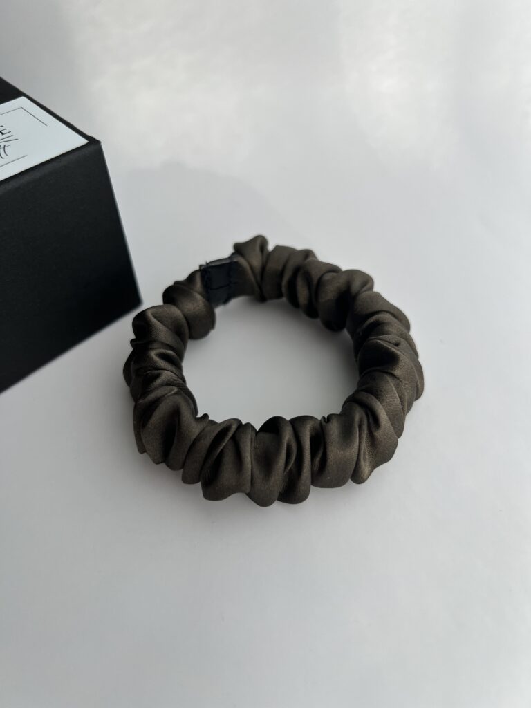 Nedidelė tamsiai ruda su chaki atspalviu šilkinė plaukų gumytė - Image 3