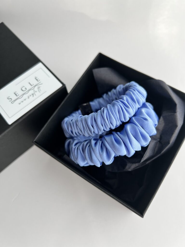 Šviesiai mėlynos spalvos nedidelės dvi natūralaus šilko plaukų gumytės juodoje dėžutėje