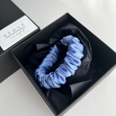 Nedidelė šviesiai mėlynos spalvos natūralus šilko plaukų gumytė juodoje dėžutėje