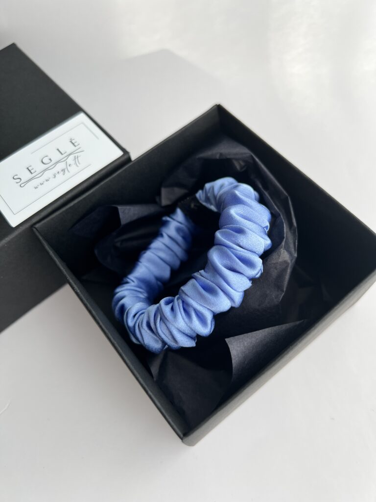 Nedidelė šviesiai mėlynos spalvos natūralus šilko plaukų gumytė juodoje dėžutėje