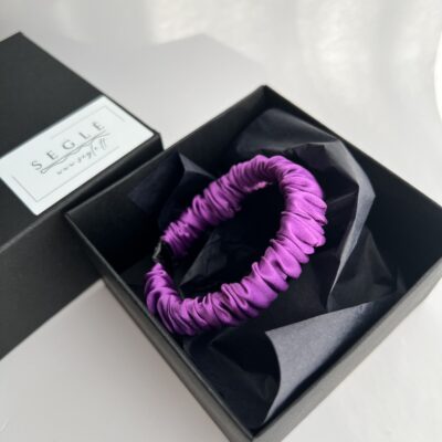 Tamsiai violetinės spalvos nedidelė šilkinė plaukų gumytė juodoje dėžutėje