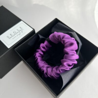 Tamsiai violetinės spalvos šilkinė plaukų gumytė juodoje dėžutėje