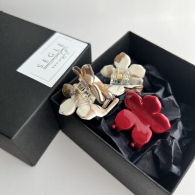 Trys gėlės formos plaukų segtukai žnyplės juodoje dėžutėje