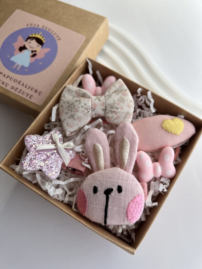 Plaukų aksesuarų rinkinys mergaitėms. Žaismingi plaukų segtukai ir gumytės rudoje dėžutėje