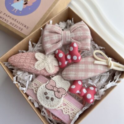 Rausvos spalvos plaukų segtukai ir gumytės mergaitėms rudoje dėžutėje