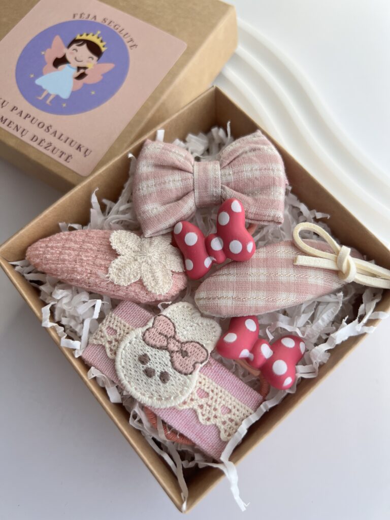 Rausvos spalvos plaukų segtukai ir gumytės mergaitėms rudoje dėžutėje