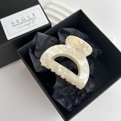 Lašo formos perlo spalvos plaukų segtukas žnyplės juodoje dėžutėje