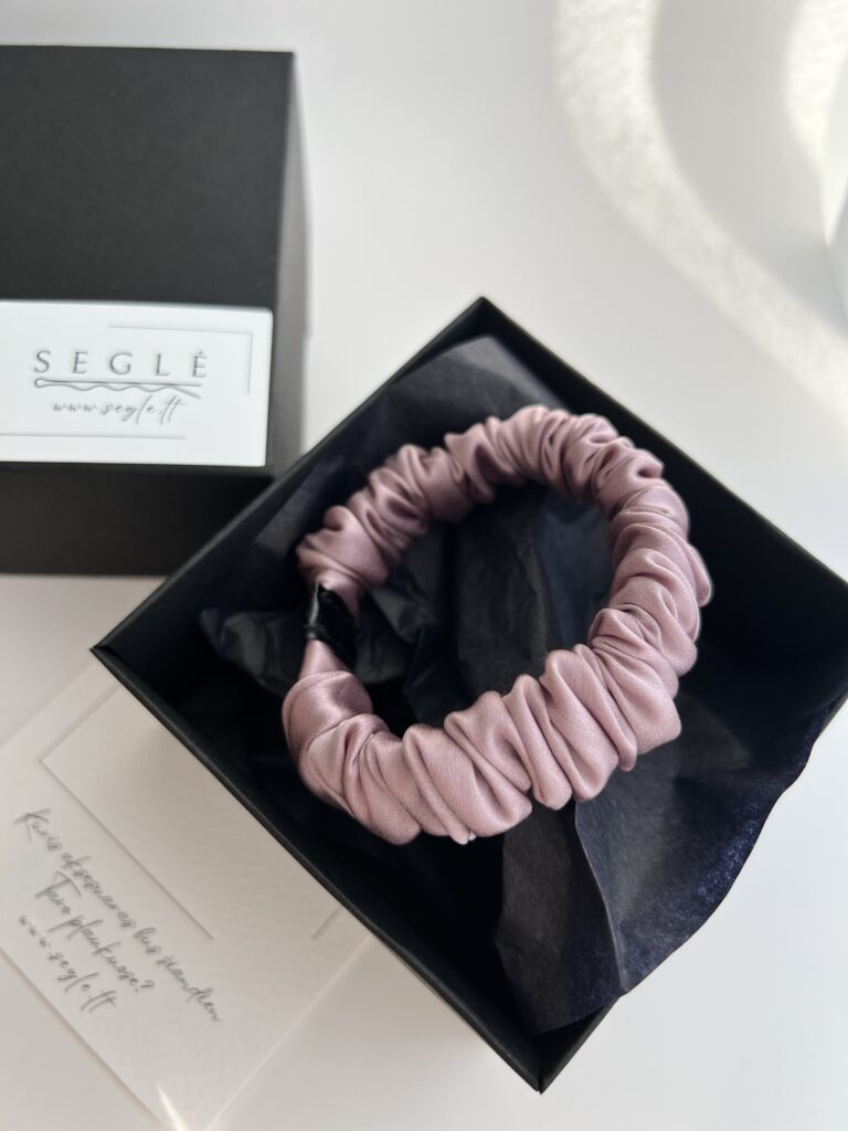 Nedidelė šilkinė plaukų gumytė juodoje dėžutėje. Gumytė šaltos rausvos spalvos