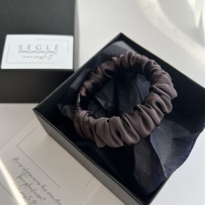 Nedidelė juodojo šokolado spalvos natūralaus šilko plaukų gumytė juodoje dėžutėje