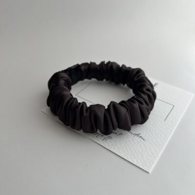 Nedidelė juodojo šokolado spalvos šilkinė plaukų gumytė