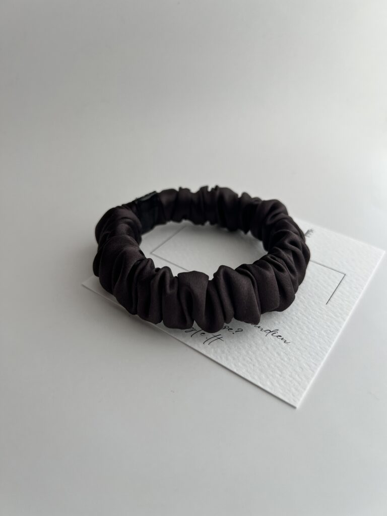 Nedidelė juodojo šokolado spalvos šilkinė plaukų gumytė