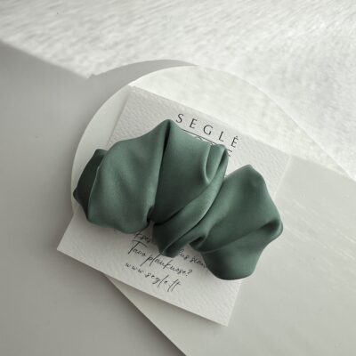 Mineralinės žalios spalvos plaukų segtukas kuris panašus į kruasaną