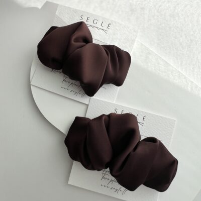 Du plaukų segtukai tamsaus šokolado spalvos. Segtukai pagaminti iš poliesterio audinio