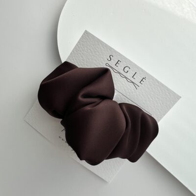 Plaukų segtukas, kuris savo dizainu panašus į kruasaną. Segtukas tamsios šokolado spalvos.