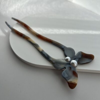 Rudos ir melsvos spalvos plaukų smeigtukas dekoruotas drugeliu