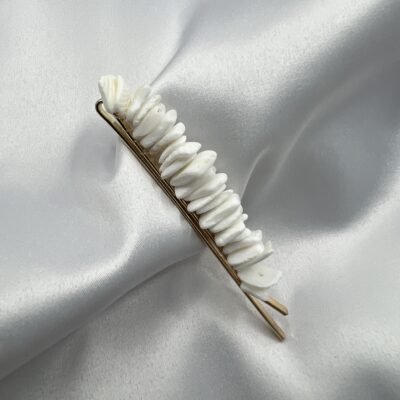 Metalinis aukso spalvos plaukų segtukas dekoruotas baltais jūros akmenukais