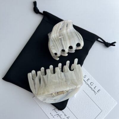 Dviejų dydžių ir skirtingų formų milky spalvos plaukų segtukai žnyplės