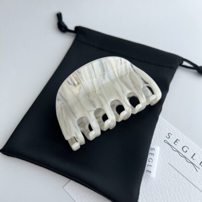 Kriauklės formos milky spalvos su linijomis plaukų segtukas žnyplės