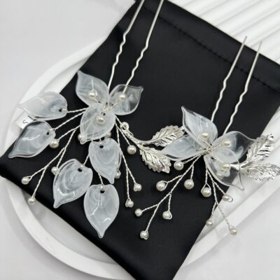 Metaliniai sidabro spalvos plaukų smeigtukai vestuvinėms šukuosenoms. Smeigtukai dekoruoti skaidriais žiedlapiais ir šakelėmis su netikrais perlais