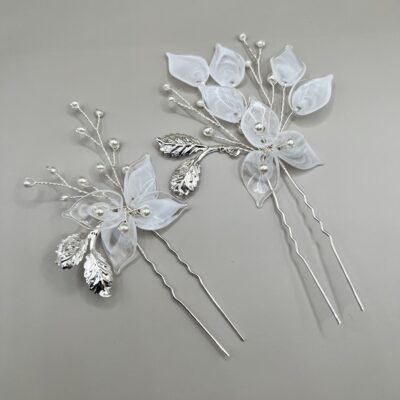 Metaliniai sidabro spalvos plaukų smeigtukai vestuvinėms šukuosenoms. Smeigtukai dekoruoti gėlėmis, skaidriais žiedlapiais