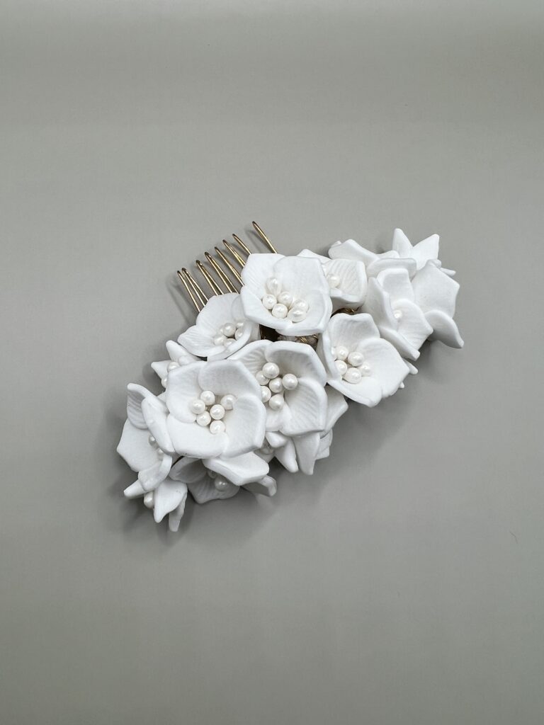 Metalinė aukso spalvos plaukų sagė nuotakoms dekoruota baltomis plastikinėmis lelijomis