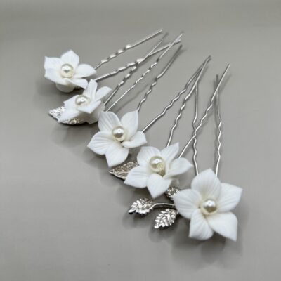 Metaliniai plaukų smeigtukai kuodui su baltomis gėlėmis ir metalinėmis šakelėmis