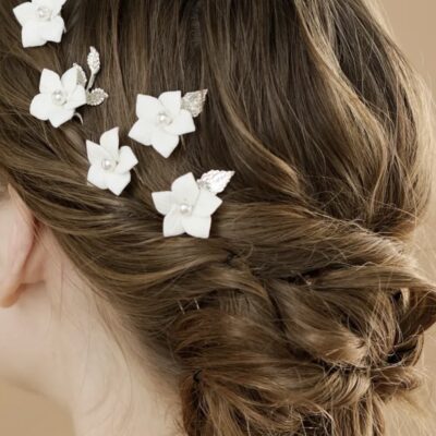 Papuošti plaukai su plaukų smeigtukais su gėlėmis