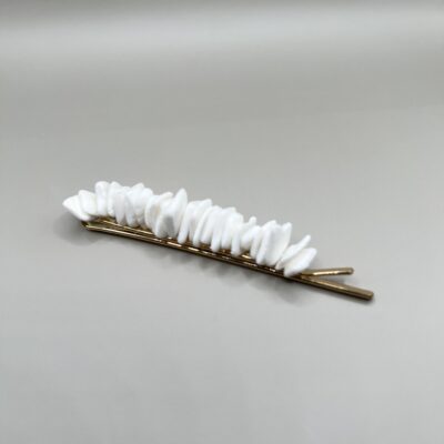 Metalinis aukso spalvos plaukų segtukas dekoruotas baltais akmenukais