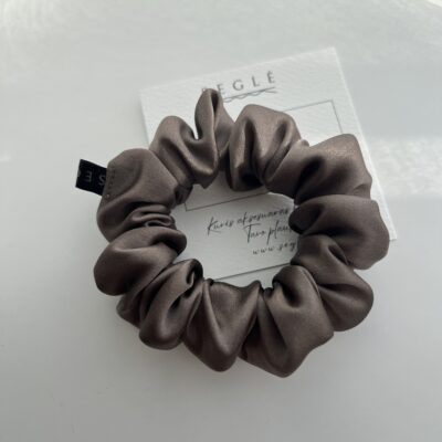 Natūralaus šilko rusvai pilkos spalvos vidutinio dydžio plaukų gumytė baltame fone ant baltos kortelės