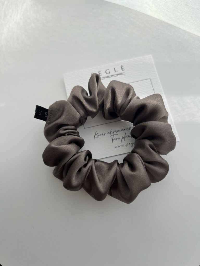 Natūralaus šilko rusvai pilkos spalvos vidutinio dydžio plaukų gumytė baltame fone ant baltos kortelės