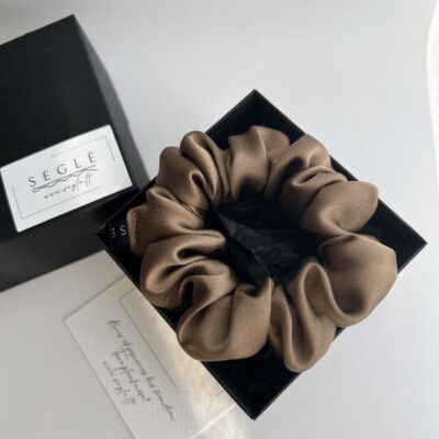 Natūralaus šilko šokoladinės spalvos plaukų gumytė juodoje dėžutėje