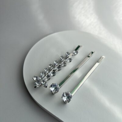 Sidabro spalvos metaliniai plaukų segtukai dekoruoti skaidriais blizgančiais akmenukais