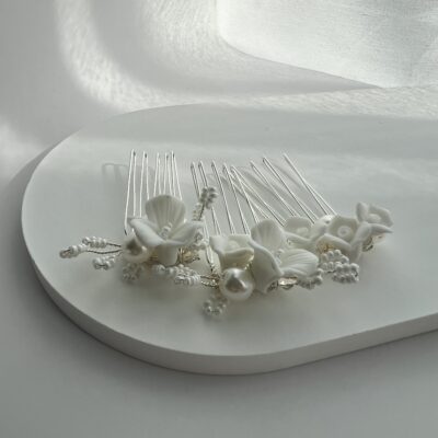 Metalinės sagės dekoruotos keramikinėmis baltomis gėlėmis vestuvių šukuosenoms