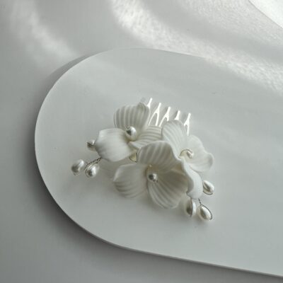 Metalinė plaukų sagė vestuvinėms šukuosenoms dekoruota baltomis keramikinėmis lelijomis