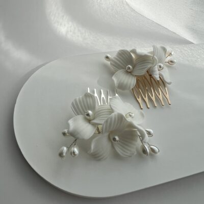 Metalinės plaukų sagės vestuvinėms plaukų šukuosenoms. Sagės dekoruotos keramikinėmis lelijomis