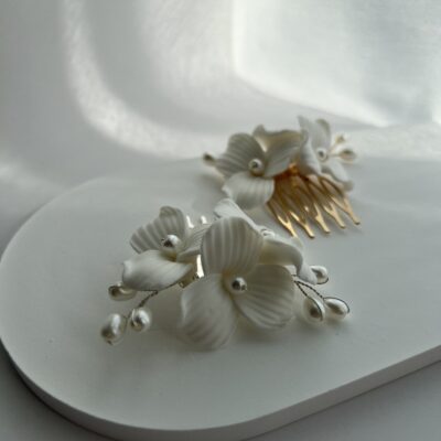 Metalinės sagės plaukams dekoruotos keramikinėmis baltomis lelijomis