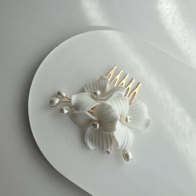 Metalinė aukso spalvos sagė plaukams dekoruota keramikinėmis baltomis lelijomis