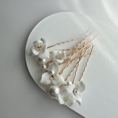 Smeigtukai plaukams vestuvinėms šukuosenoms. Smeigtukai metaliniai aukso spalvos dekoruoti baltomis keramikinėmis lelijomis