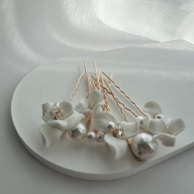 Metaliniai smeigtukai plaukams dekoruoti keramikinėmis lelijomis