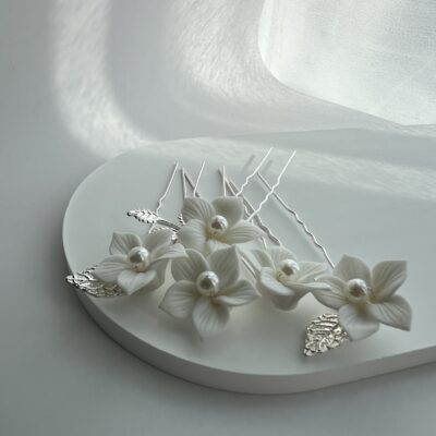 Plaukų smeigtukai kuodui su baltomis gėlėmis vestuvinėms plaukų šukuosenoms