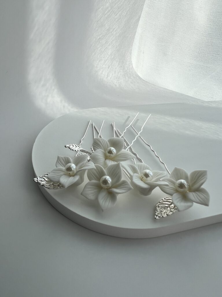 Plaukų smeigtukai kuodui su baltomis gėlėmis vestuvinėms plaukų šukuosenoms