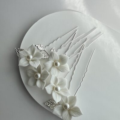 Metaliniai plaukų smeigtukai kuodui dekoruoti baltomis gėlėmis