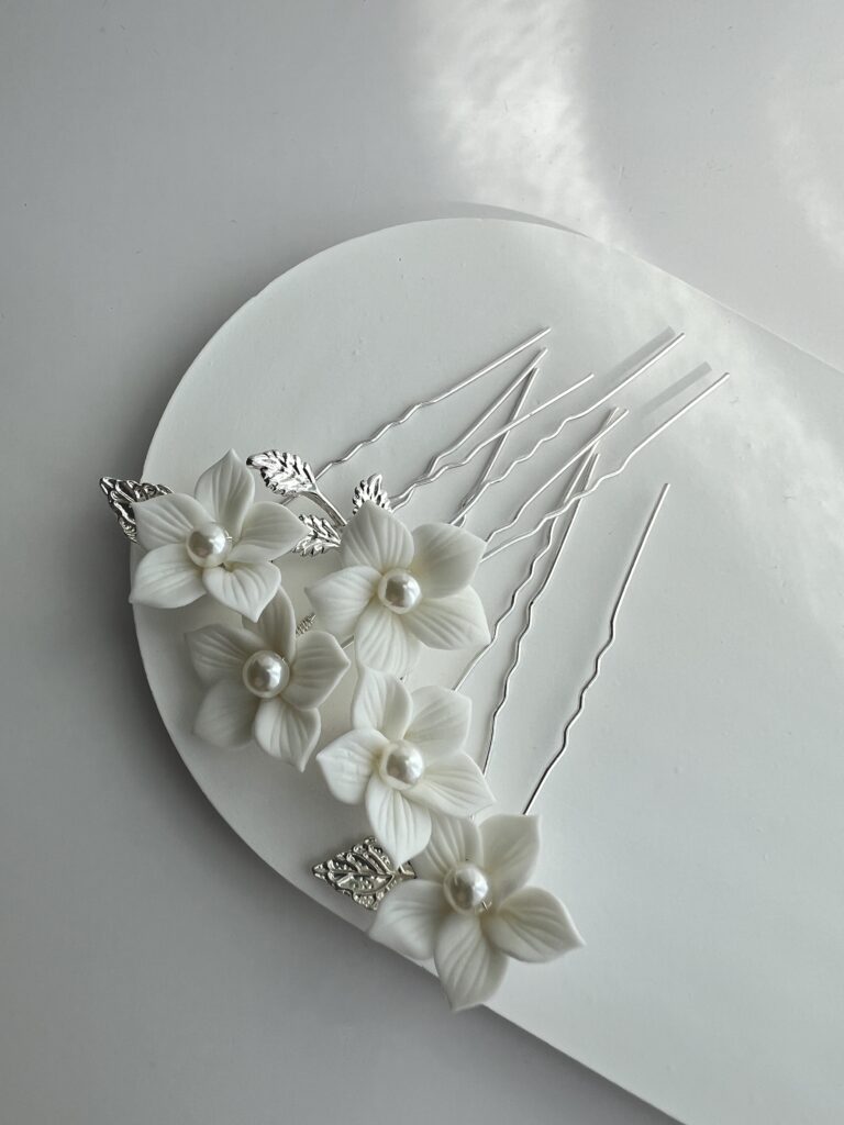Metaliniai plaukų smeigtukai kuodui dekoruoti baltomis gėlėmis