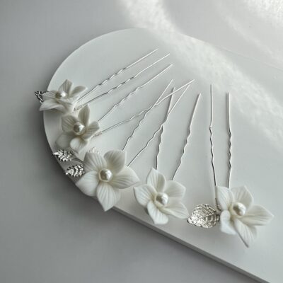 Metaliniai sidabro spalvos plaukų smeigtukai kuodui dekoruoti baltomis gėlėmis