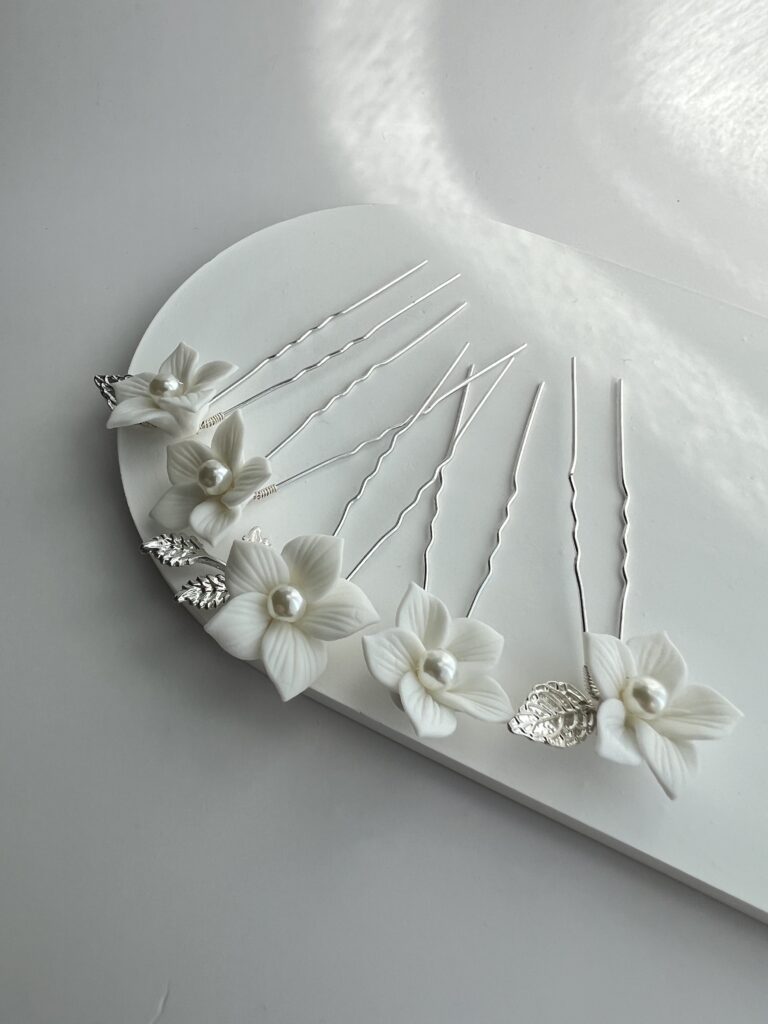 Metaliniai sidabro spalvos plaukų smeigtukai kuodui dekoruoti baltomis gėlėmis