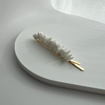 Metalinis aukso spalvos segtukas plaukams dekoruotas baltais jūros akmenukais