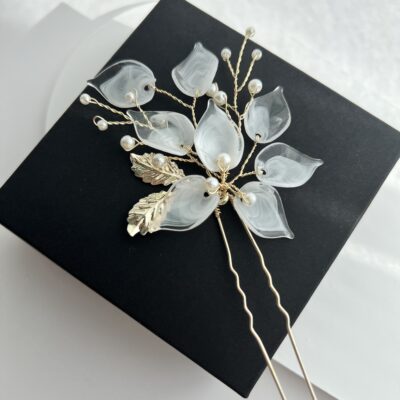Metalinis smeigtukas plaukams dekoruotas baltais plastikiniai žiedlapiais ir netikrais perliukais