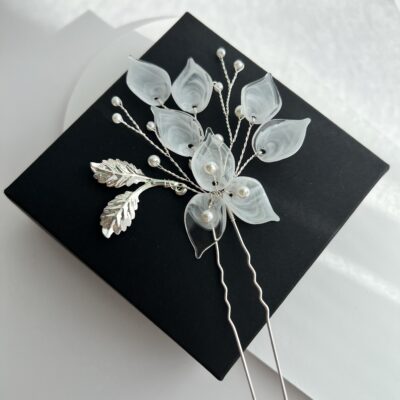 Metalinis smeigtukas plaukams dekoruotas baltais plastikiniais žiedlapiais ir netikrais perliukais