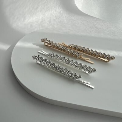 Stilingi metaliniai plaukų segtukai dekoruoti skaidriais akmenukais