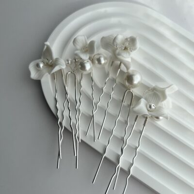 Metaliniai smeigtukai plaukams dekoruoti baltomis gėlėmis ir dirbtiniais perlais. Smeigtukai vestuvinėms šukuosenoms.